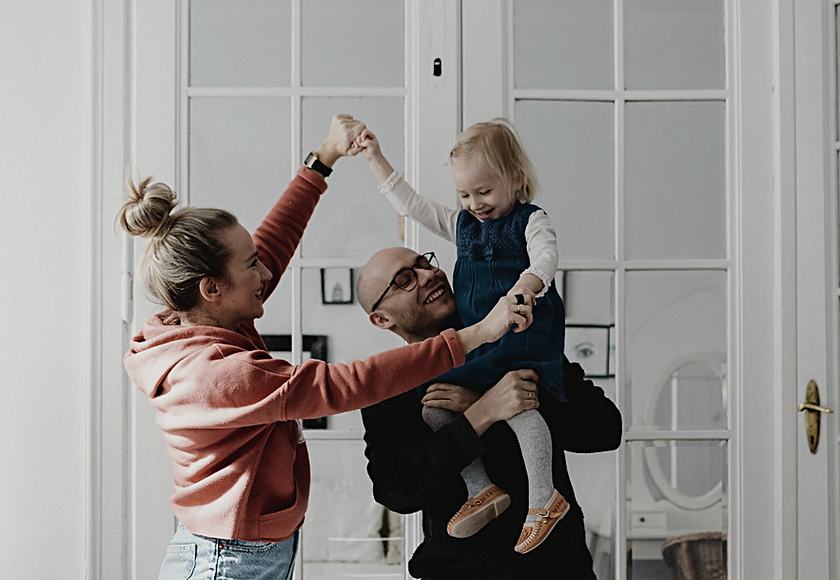 En familie danser i deres stue